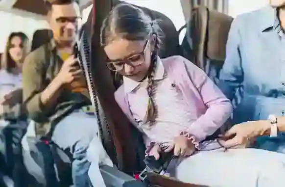 Voyageur qui attache sa ceinture