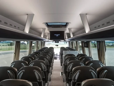 Un bus moderne avec de nombreux sièges et un grand écran