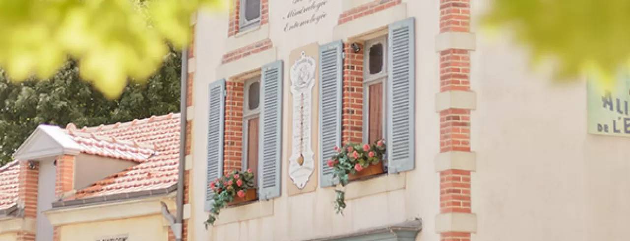 Le Bourg Bérard au Puy du Fou – Village Belle Époque animé, boutiques et ambiance Art Nouveau