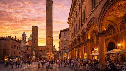 Tours médiévales et arcades emblématiques du centre historique de Bologne
