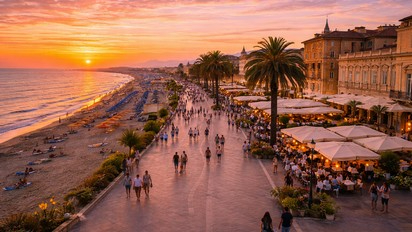 Plage, promenade et bord de mer de Viareggio en Toscane