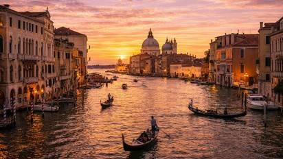 Grand Canal de Venise, palais élégants et gondoles emblématiques