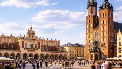 Rynek Główny, grande place médiévale de Cracovie, halle aux draps et basilique Sainte-Marie