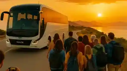 Groupe de voyageurs avec sacs à dos devant un autocar au coucher du soleil sur une route côtière