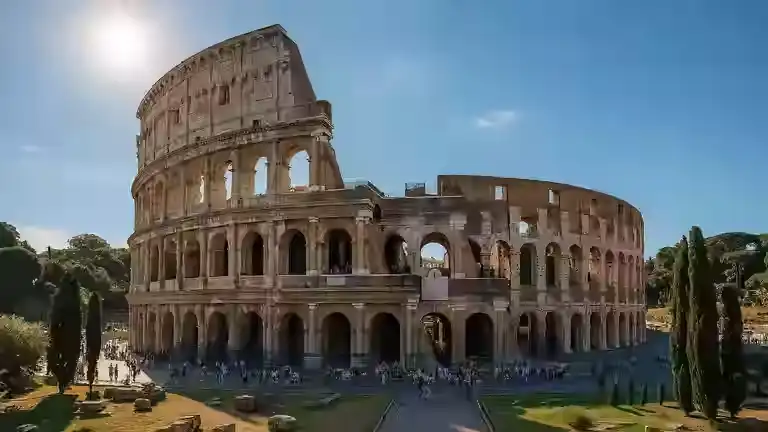 Circuit touristique européen sous le soleil, architecture historique et ciel bleu