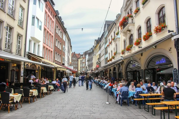 La vieille ville (Altstadt) – Connue comme (le plus long bar) du monde, avec ses ruelles pittoresques et ses bâtiments historiques.