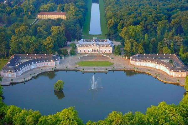 Le Château de Benrath – Un magnifique château baroque entouré de jardins paysagers.