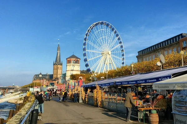 Le Rheinuferpromenade – La promenade le long du Rhin, parfaite pour des photos au coucher du soleil.