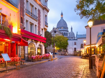 Place du Tertre à Montmartre, un charmant village au cœur de Paris, renommé pour ses artistes passionnés, ses cafés traditionnels et son ambiance authentique