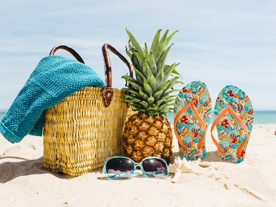 Représentation d'une plage ensoleillée avec un panier de plage et des chaussures de plage, évoquant détente et vacances