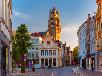 Vue d'une rue typique de Bruges, Belgique, ensoleillée avec un ciel bleu clair