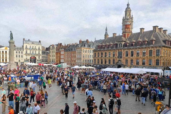 Des étals colorés alignés dans les rues de Lille, offrant des articles variés à des prix attractifs.