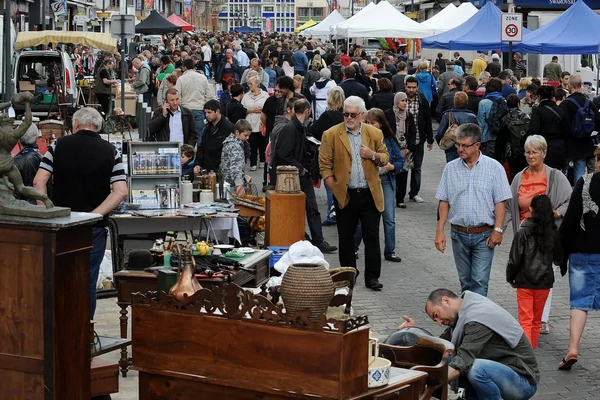Une foule nombreuse déambule dans les allées de la Grande Braderie de Lille, parcourant les stands remplis de vêtements, objets de collection et antiquités.