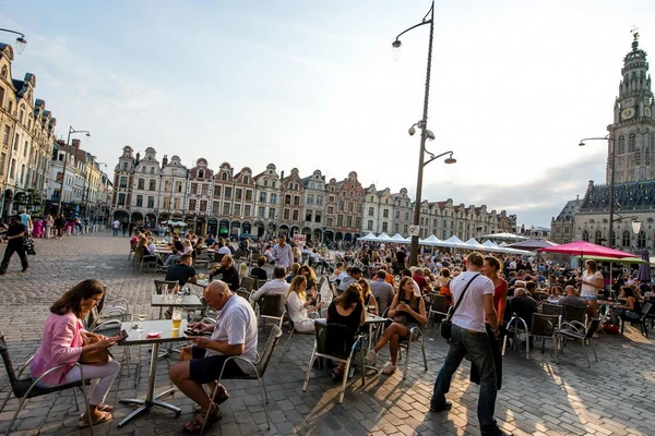 Des familles et des amis flânent ensemble, profitant de l’ambiance festive et conviviale de l’événement.
