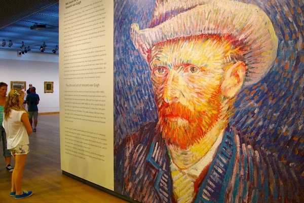 La façade du musée dédié à l'œuvre du peintre Vincent van Gogh, avec ses collections impressionnantes.